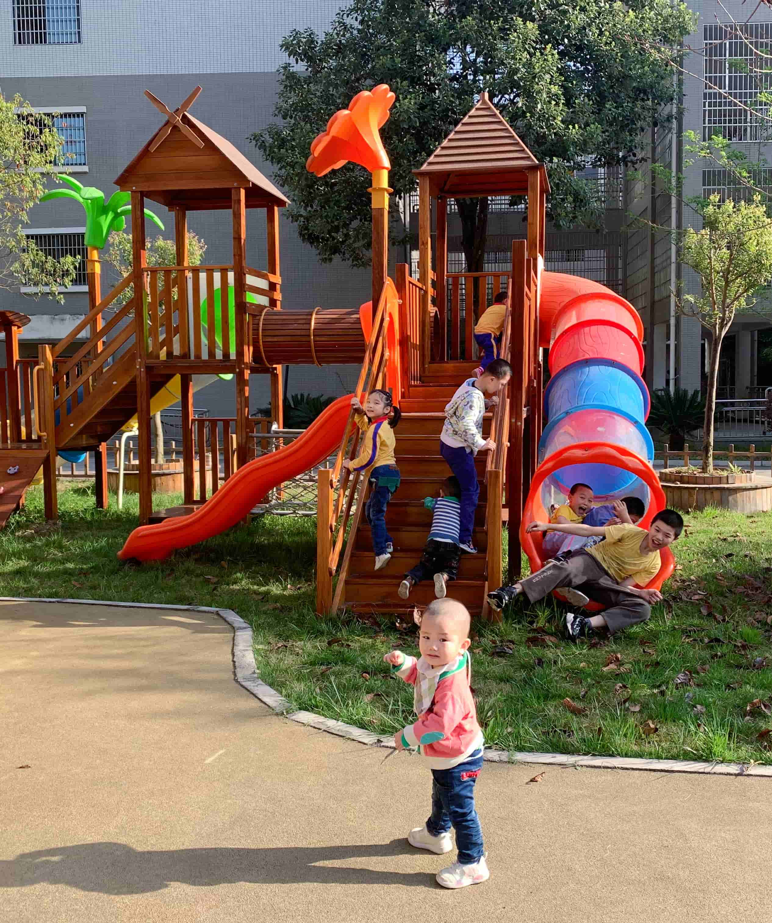 孩子们在院里嬉戏玩耍